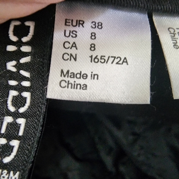 Divided Black Mini Skirt with Front Zipper and Zippered Pockets Size 8 - Picture 6 of 7